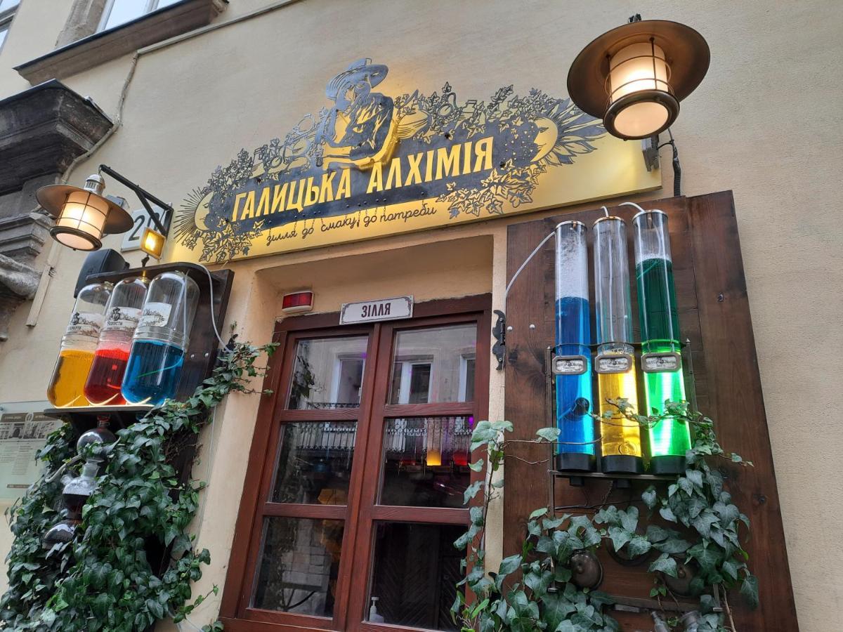 Midnight Cats' Apartment In Rynok Square Світло Є Завжди! Lviv Exteriör bild